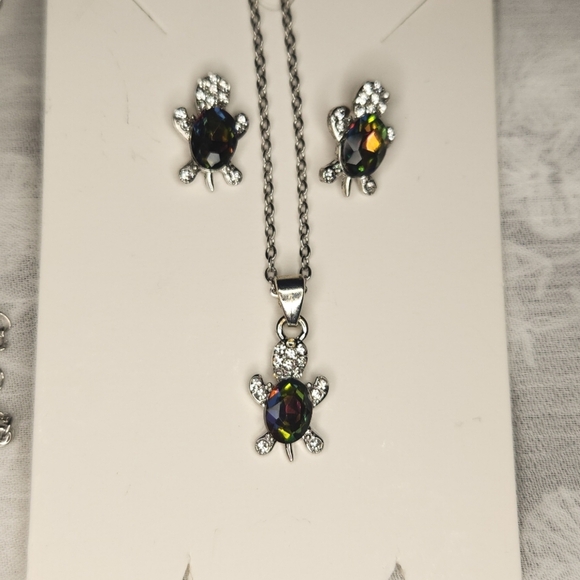 🍒 3 PC Turtle Necklace & Earrings Set - Picture 1 of 3